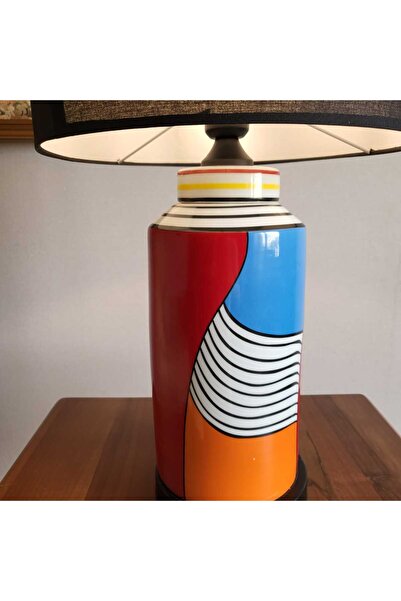Shihon Shehon table lamp with a stylish and modern design