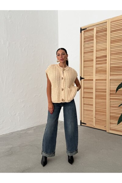 buqre's moda Knitted Big Button Sweater Vest