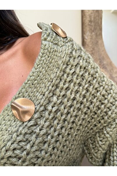 buqre's moda Pletený svetr se zlatými knoflíky