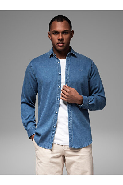 OMBRE Cămașă bărbătească din denim cu lyocell și broderie pe piept - albastră V2 OM-SHDS-0180 S