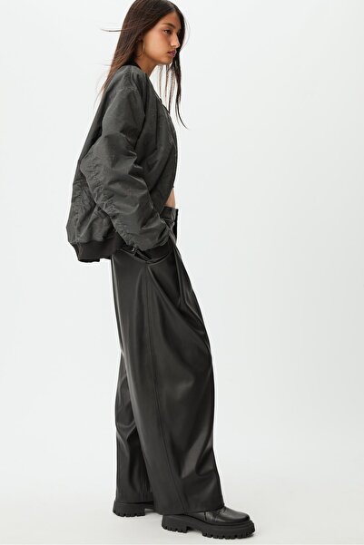 Stradivarius Pantalón geniş paça suni deri