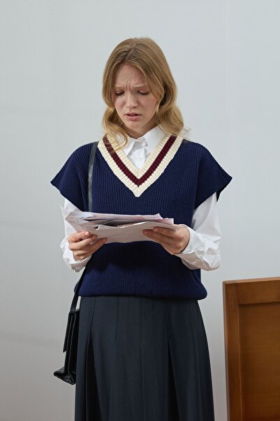 Ceylan Otantik Navy Blue V-Neck Sweater