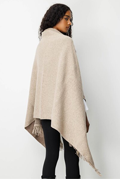 Desen Triko Γυναικείο μεγάλο μάλλινο πανσό με κεντημένο λαιμό και μανίκια που περνούν μέσα από το μανίκι, Μπεζ