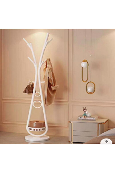 Un علاقة ملابس مودرن بتصميم فني أنيق وقاعدة تخزين عملية