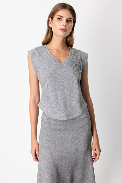 ON V Yaka İşlemeli Bluz