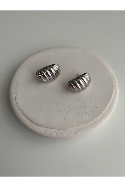 BusradanDesign أقراط Xuping ذات اللون الفضي بتفاصيل ملتوية