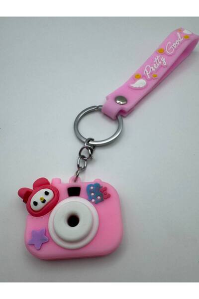 Yuchicly سلسلة مفاتيح بشخصية كورومي مع كاميرا سيليكون وردية - جميلة جدًا مع حزام