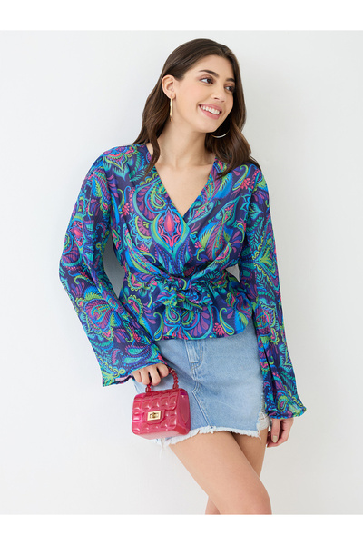 Globus By Styli بلوزة ملفوفة بطبعة بيزلي من جورجيت باللون الأزرق