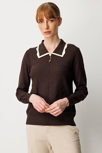 On Fashion سترة تريكو بتفاصيل إكسسوارات على الرقبة