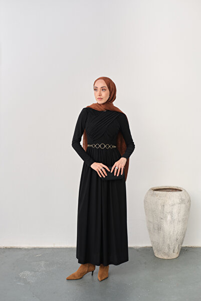 LOCCO Γυναικείο φόρεμα με χρυσή ζώνη με λεπτομέρεια πλισέ μαύρο