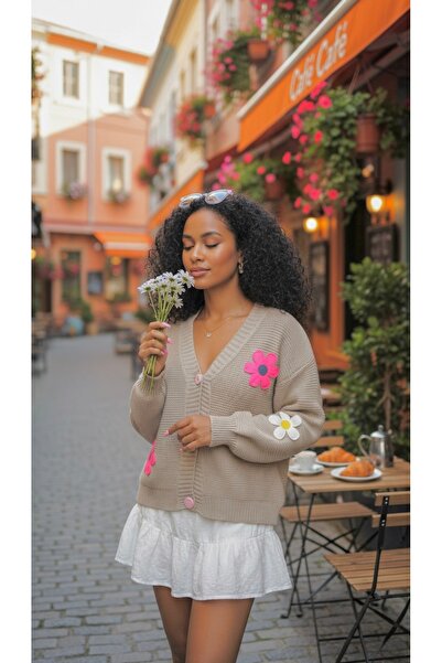 NİLZA Υπερμεγέθη πολύχρωμη πλεκτή ζακέτα με λεπτομέρεια λουλουδιών και κουμπιά