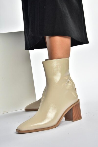 Fox Shoes V250330309 Γυναικείες μπότες με χοντρό τακούνι σε μπεζ χρώμα