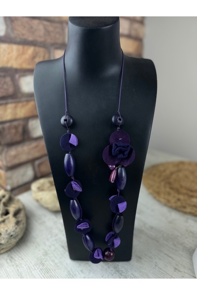 SEDEF TAKI Mor ahşap boncuklu güllü uzun kolye