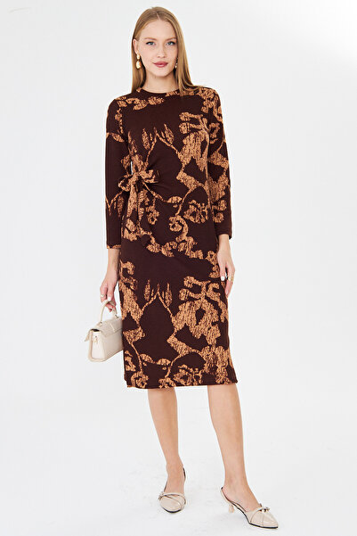 armonika Γυναικείο φόρεμα με λάκα σε καφέ-μπεζ χρώμα με λαιμόκοψη με πλαϊνά κορδόνια που ταιριάζει στο σώμα με μήκος μίντι από λύκρα ARM-26K001001