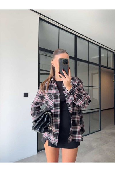 BB Bensu Buyruk قميص أسود للعمال في الغابات مع شعار CEPLİ