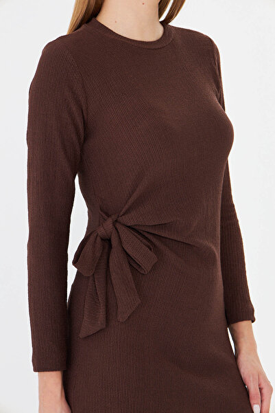 armonika Kadın Kahve Sıfır Yaka Yandan Bağlamalı Vücuda Oturan Midi Boy Likralı Elbise ARM-26K001001