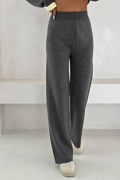 lovebox Kötöttáru kétrészes szett - V-nyakú, fémgombos részletekkel ellátott kardigán és nadrág szett, stílusos dizájn 002