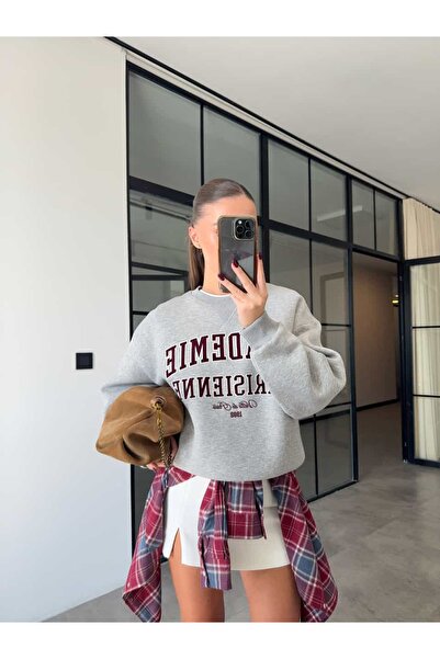 BB Bensu Buyruk سترة رياضية رمادية كبيرة الحجم مع طباعة داخلية