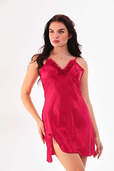 VELİNA GROUP فستان نوم قصير من الساتان باللون العنابي مع ريش على الصدر