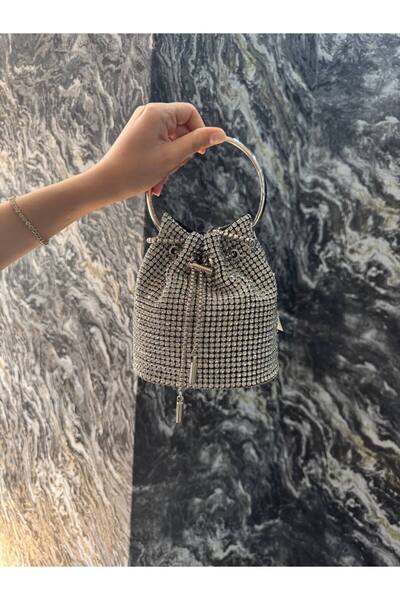 Lovely butik حقيبة نسائية مطرزة بالأحجار مع تفاصيل دائرية ورباط قابل للتعديل