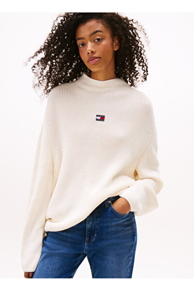 Tommy Jeans Dik Yaka Standart Nakışlı Beyaz Kazak Kadın DW0DW21676YBH