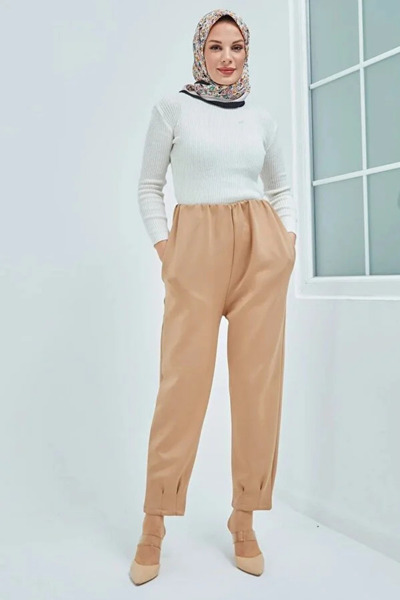 Tesettür Diyarı بنطلون نسائي من قماش السكوبا بتفاصيل طيات عند الأرجل وتفاصيل ...