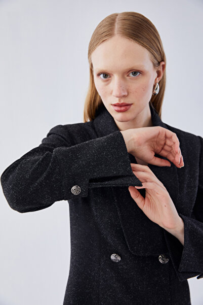 IDYL Kruvaze Clothing with a Closed Collar