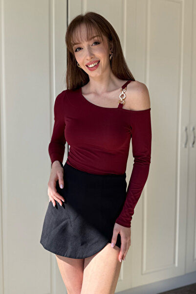 Dilay Gökoğlu Butik Omuz Detaylı Aksesuarlı Bordo Bluz