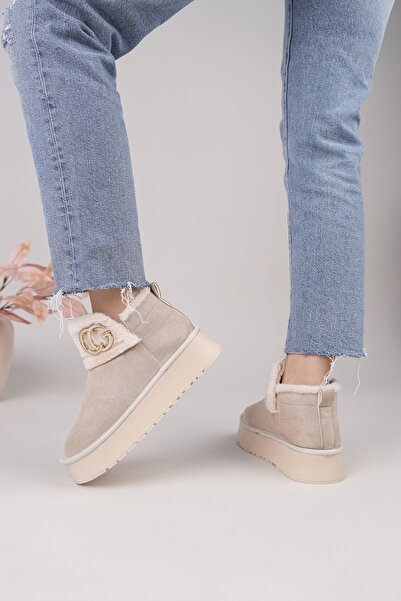 moda sara Bej Süet Kürklü Gold Toka Detaylı Kadın Bot