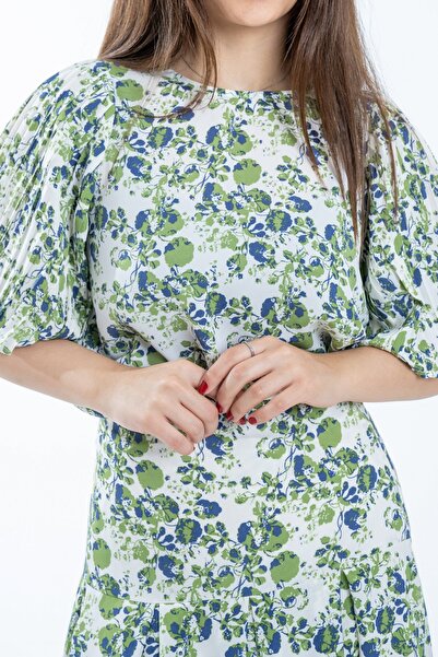 mica بلوزة قصيرة مزينة بالزهور بأكمام نصفية