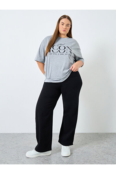 Styli تي شيرت رمادي بطباعة جرافيكية مقاس كبير