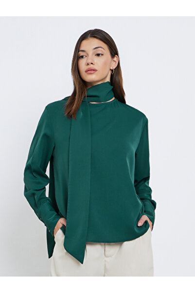 Styli بلوزة خضراء بأكمام طويلة مع تفاصيل وشاح