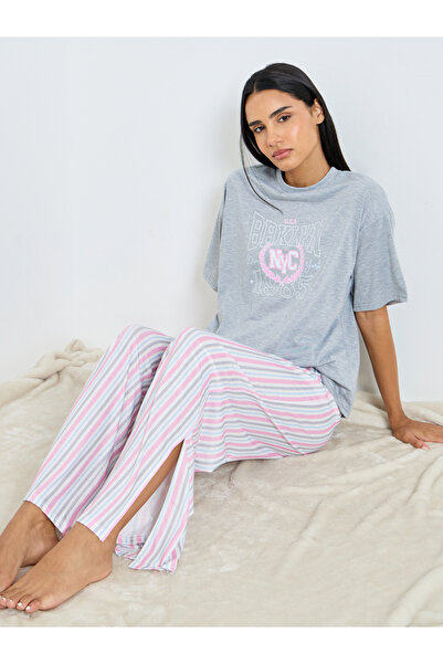 Styli طقم بيجاما بتيشيرت نيويورك جرافيكي بأكمام منسدلة شق جانبية