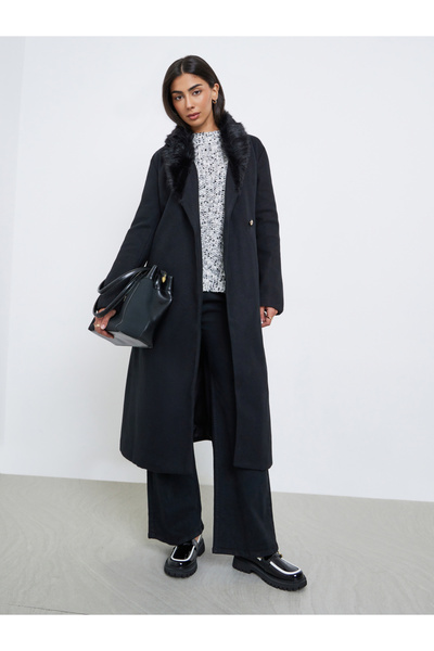 Styli معطف أسود من الصوف بحزام مع فرو صناعي