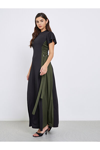 Styli فستان ماكسي بأكمام قصيرة وتفاصيل مجمعة ومتعددة ألوان متباينة