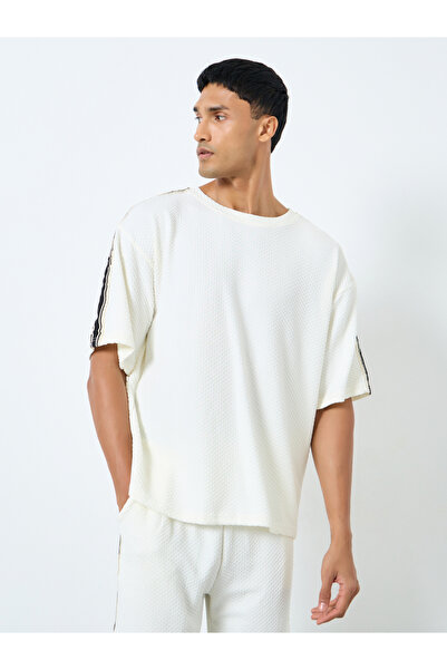 Styli تي شيرت رجالي قصة فضفاضة مع شريط جانبي وشورت منسق