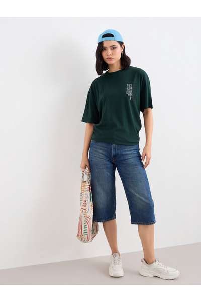 Styli تي شيرت طويل بطباعة شعار كبير الحجم