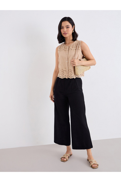 Styli بلوزة بيج مطرزة بدون أكمام