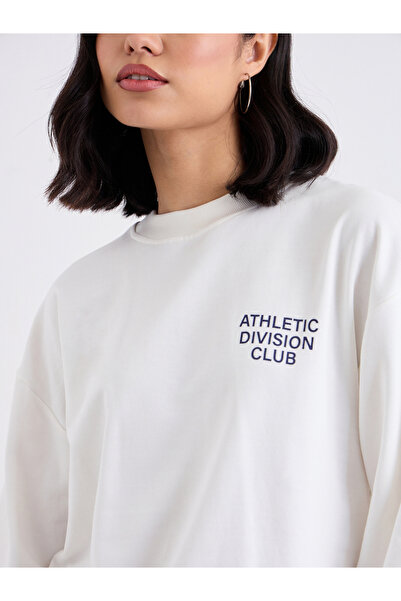 Styli Women Off White Regular Fit Longline Sweatshirt with Slogan Print