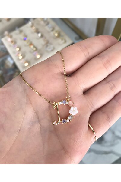the ASEL İNCİ Çelik Çiçek Ve Taş Detaylı Harf Kolye (D Harfi)