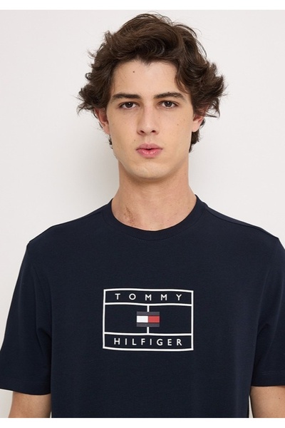 Tommy Hilfiger تي شيرت رجالي قطني بشعار تونال وقصة عادية