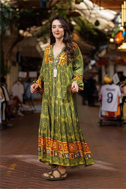 Miss Boheme فستان بوهيمي بتفاصيل زر واحد ونقشة زهور باللون الأخضر