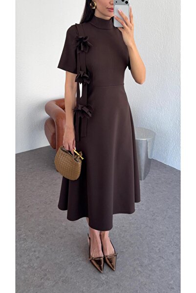 HAZELANNA Hořkohnědé šaty s květinovou broží