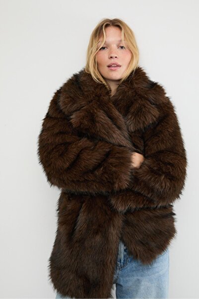 Stradivarius Normal kesim suni kürk kaban