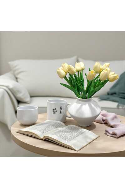 Casco فازة سيراميكية أنيقة باللون الأبيض