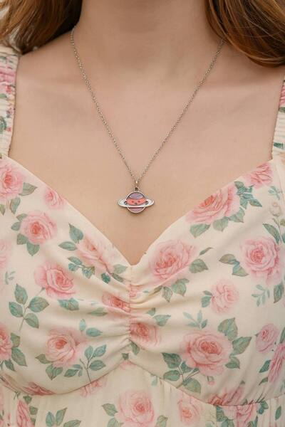 Yuchicly قلادة كوكب زحل الوردي للنساء والرجال - كونية وعصرية