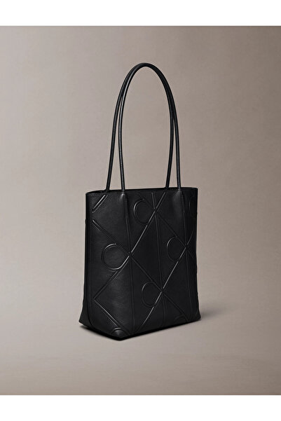 Calvin Klein Kadın Deri Uzun Ayarlanabilir Sap CK Yazı Desenli Siyah Omuz Çantası LV04F3197G-UB1