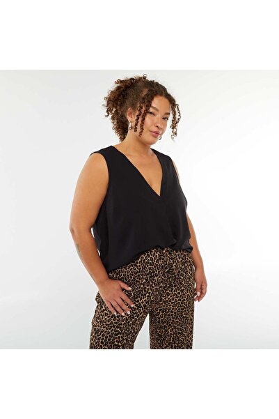 KIABI بلوزة سادة مع خياطة زخرفية على الياقة باللون الأسود