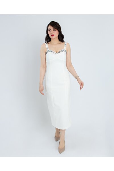 NATASHA Fashion فستان ناتاشا أبيض بتطريز مميز يزين الصدر.