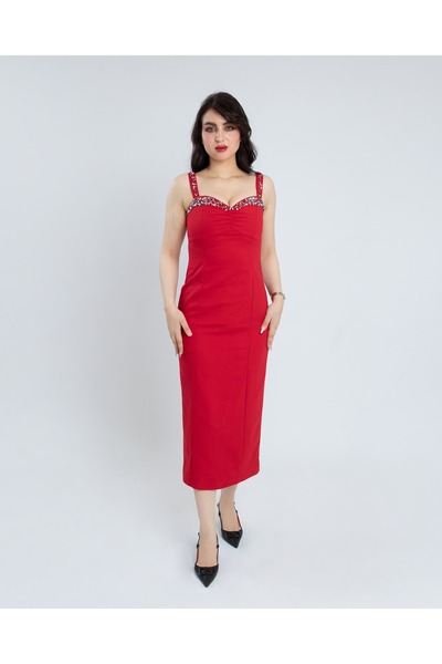 NATASHA Fashion فستان ناتاشا أحمر بتطريز ناعم يزين الصدر.